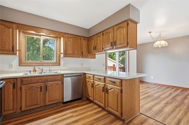 1069 Emmons St, Hiawatha, IA 52233