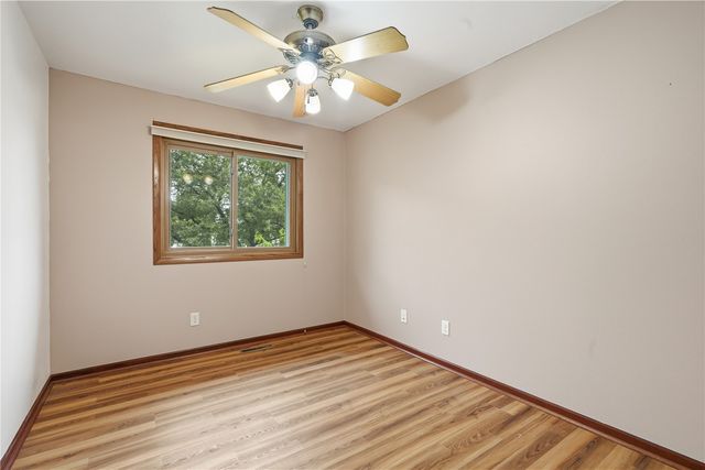 1069 Emmons St, Hiawatha, IA 52233