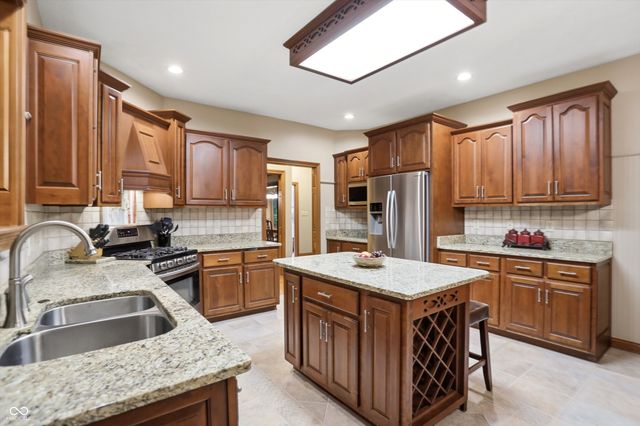 4302 W Woodbridge Lane, New Palestine, IN 46163