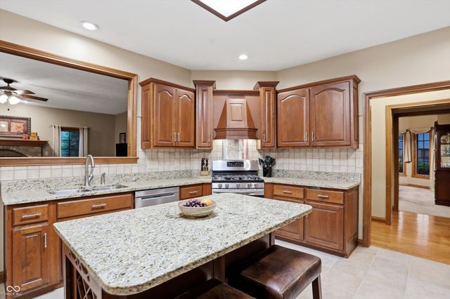 4302 W Woodbridge Lane, New Palestine, IN 46163