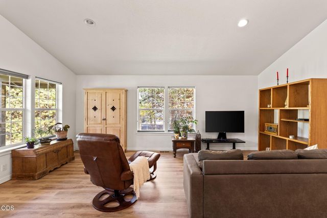 17405 Killdeer Drive, Bend, OR 97707