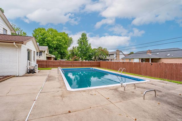 208 Camden Court, Evansville, IN 47715