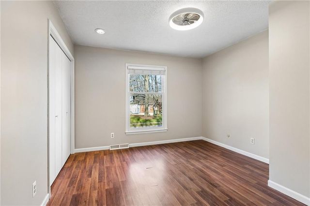 5929 N Mersington Avenue, Gladstone, MO 64119