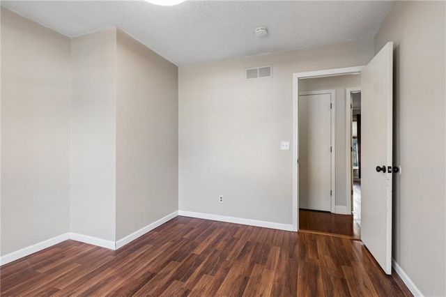 5929 N Mersington Avenue, Gladstone, MO 64119