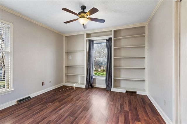 5929 N Mersington Avenue, Gladstone, MO 64119