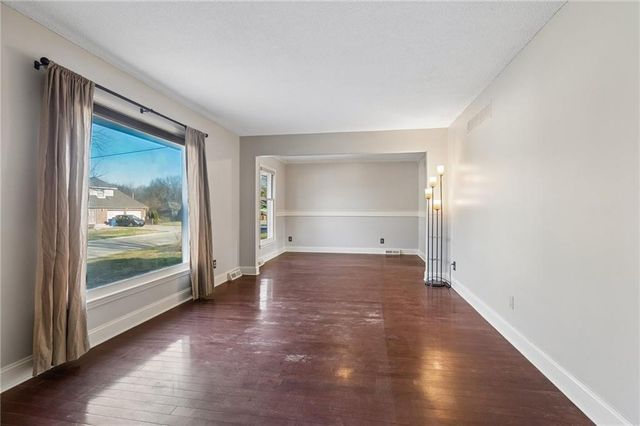 5929 N Mersington Avenue, Gladstone, MO 64119