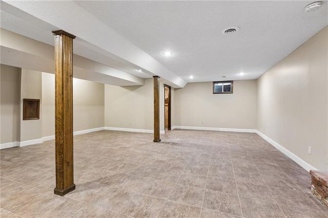 5929 N Mersington Avenue, Gladstone, MO 64119