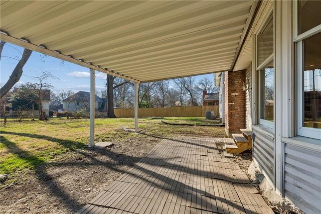 5929 N Mersington Avenue, Gladstone, MO 64119