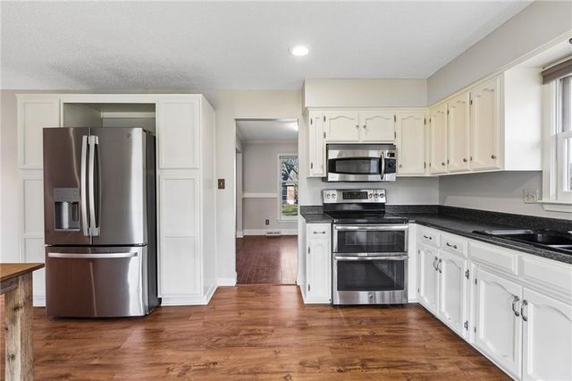 5929 N Mersington Avenue, Gladstone, MO 64119