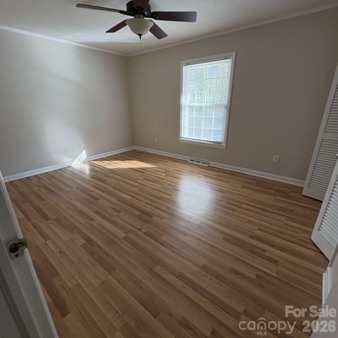 607 12th Avenue NE, Hickory, NC 28601