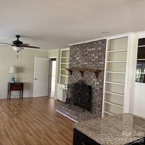 607 12th Avenue NE, Hickory, NC 28601