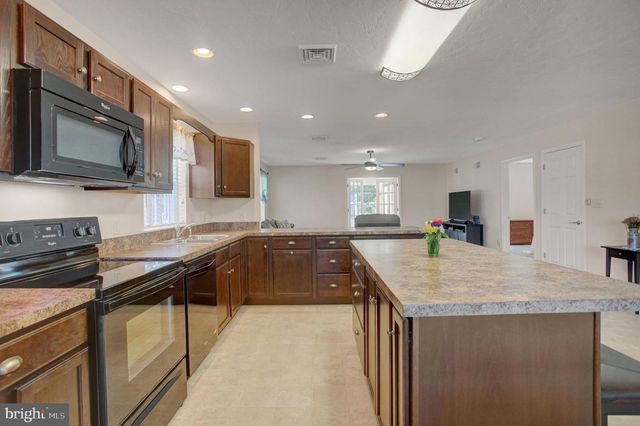 13 COLONIAL CT, Shippensburg, PA 17257