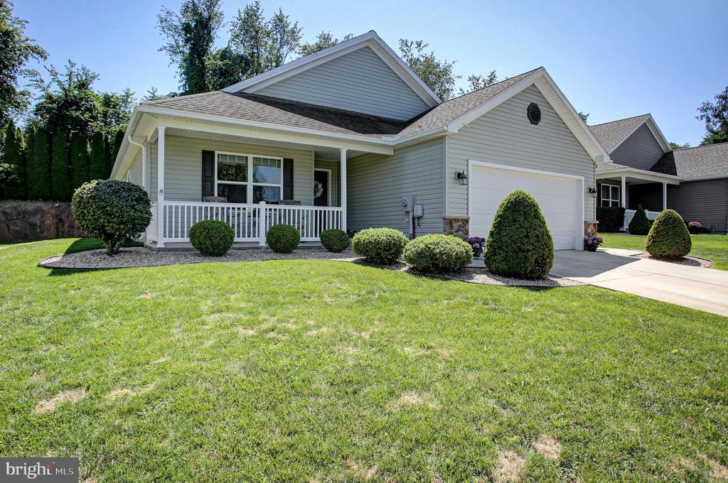 13 COLONIAL CT, Shippensburg, PA 17257