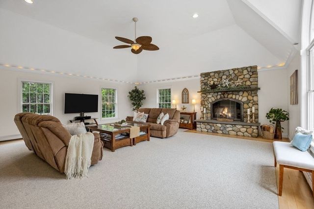 29 Weatherdeck Dr, Bourne, MA 02532