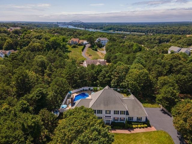 29 Weatherdeck Dr, Bourne, MA 02532