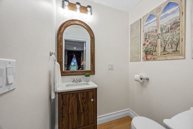 29 Weatherdeck Dr, Bourne, MA 02532