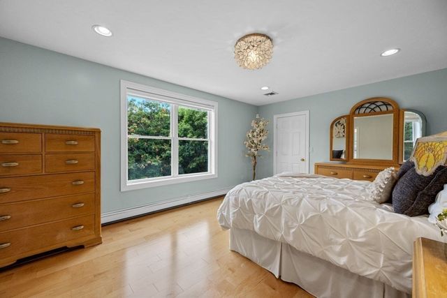 29 Weatherdeck Dr, Bourne, MA 02532