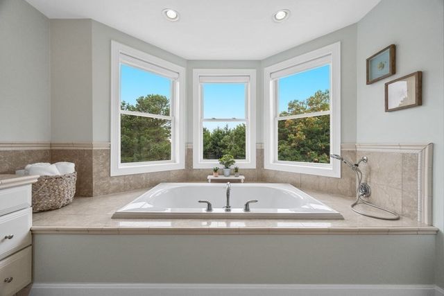 29 Weatherdeck Dr, Bourne, MA 02532