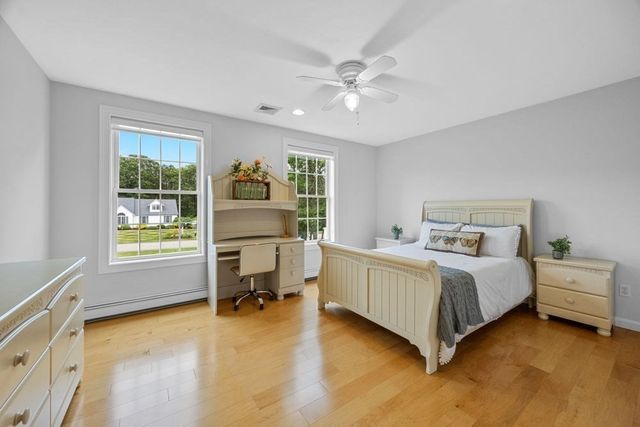 29 Weatherdeck Dr, Bourne, MA 02532