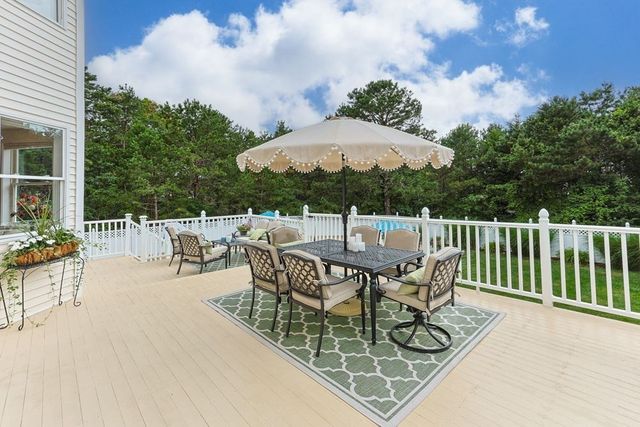 29 Weatherdeck Dr, Bourne, MA 02532