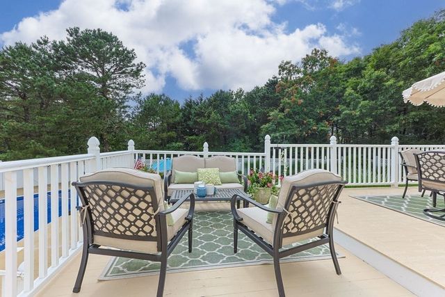 29 Weatherdeck Dr, Bourne, MA 02532