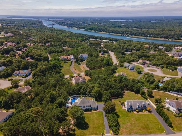 29 Weatherdeck Dr, Bourne, MA 02532