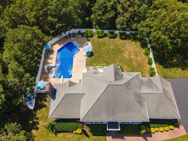 29 Weatherdeck Dr, Bourne, MA 02532