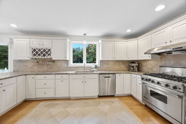 29 Weatherdeck Dr, Bourne, MA 02532