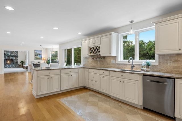 29 Weatherdeck Dr, Bourne, MA 02532