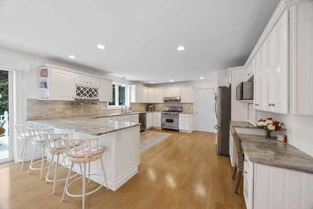 29 Weatherdeck Dr, Bourne, MA 02532