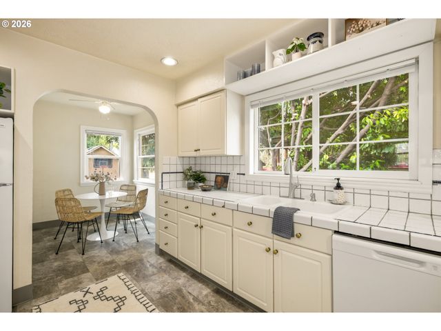946 Se NEHALEM St, Portland, OR 97202