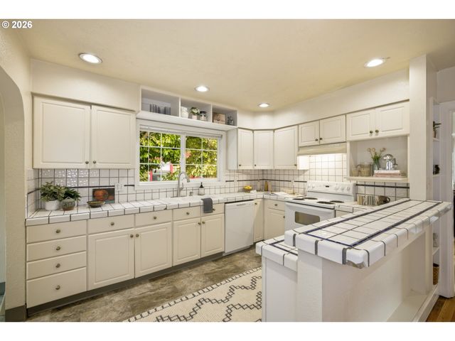 946 Se NEHALEM St, Portland, OR 97202