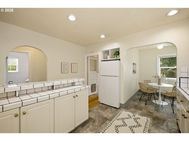 946 Se NEHALEM St, Portland, OR 97202
