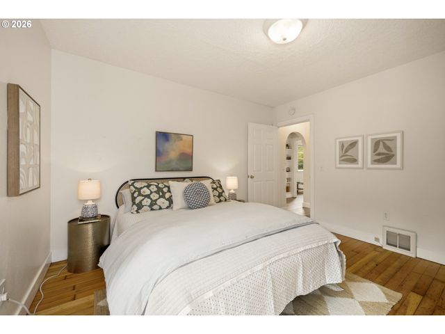 946 Se NEHALEM St, Portland, OR 97202