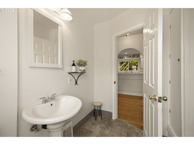 946 Se NEHALEM St, Portland, OR 97202