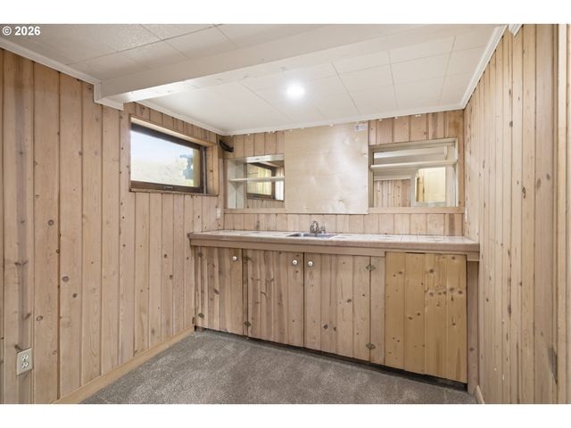 946 Se NEHALEM St, Portland, OR 97202