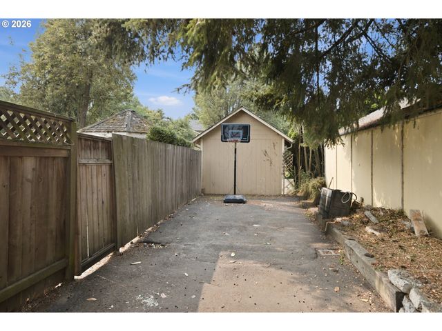 946 Se NEHALEM St, Portland, OR 97202