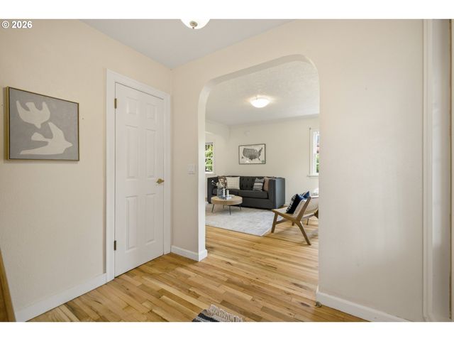 946 Se NEHALEM St, Portland, OR 97202