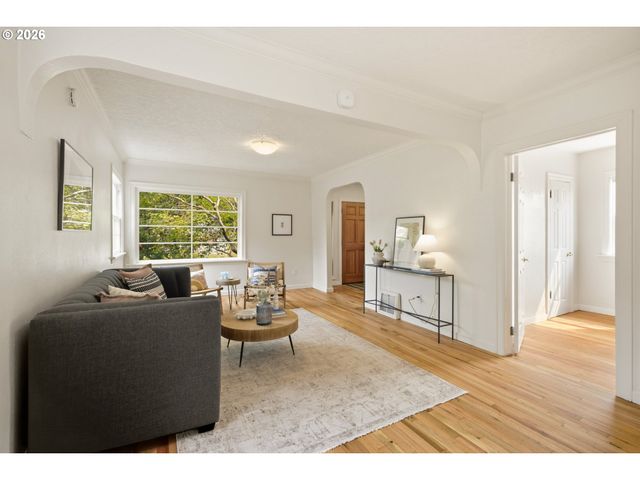 946 Se NEHALEM St, Portland, OR 97202
