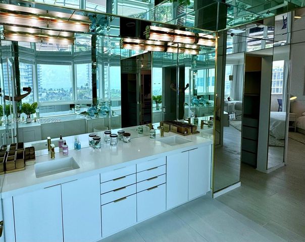 300 S Pointe Dr 705, Miami Beach, FL 33139