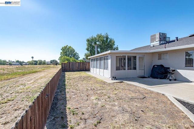 1418 Bluebell Dr, Livermore, CA 94551