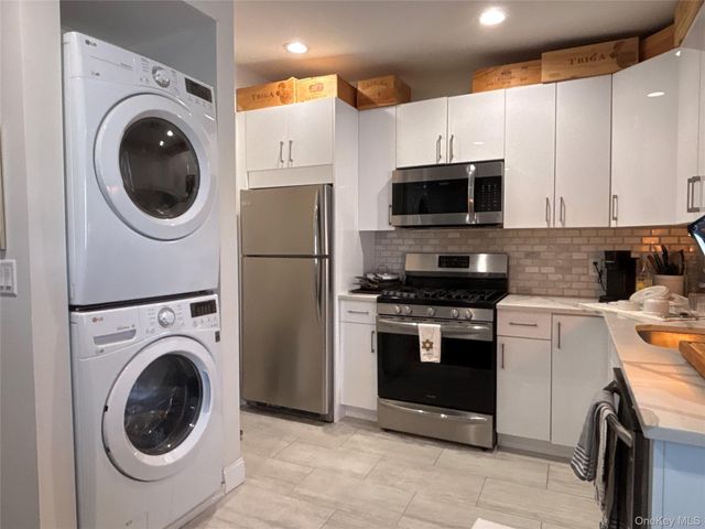 3 Bryant Avenue C, Roslyn, NY 11576