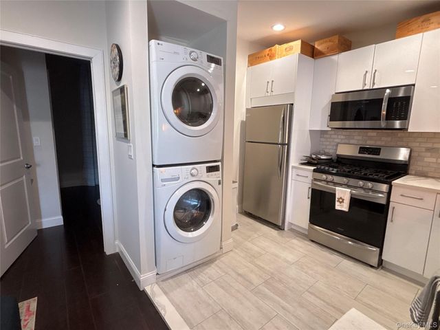 3 Bryant Avenue C, Roslyn, NY 11576