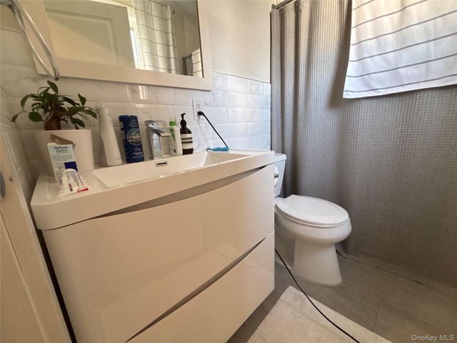 3 Bryant Avenue C, Roslyn, NY 11576