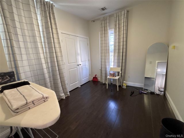 3 Bryant Avenue C, Roslyn, NY 11576