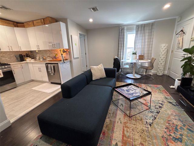 3 Bryant Avenue C, Roslyn, NY 11576