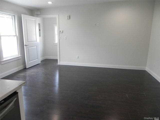 3 Bryant Avenue C, Roslyn, NY 11576