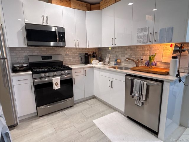 3 Bryant Avenue C, Roslyn, NY 11576