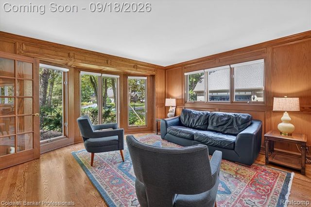 293 Kirksway Ln, Lake Orion, MI 48362