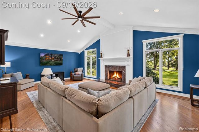 293 Kirksway Ln, Lake Orion, MI 48362